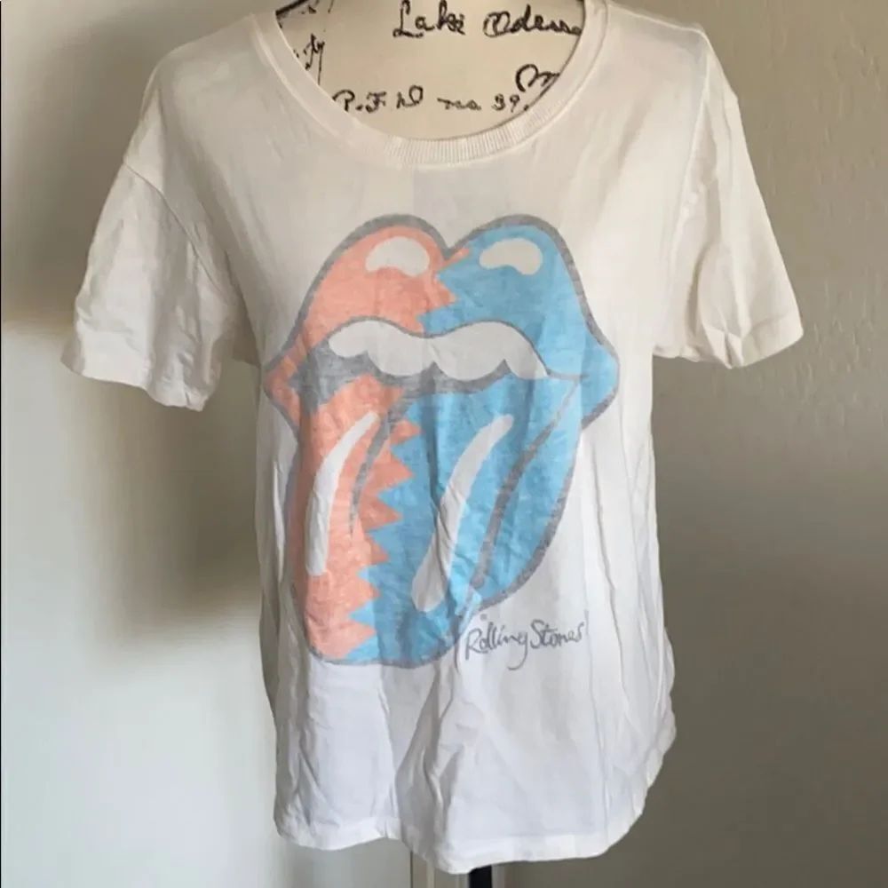 The Rolling StonesโOff White Distressed Lip GraphicโShirt